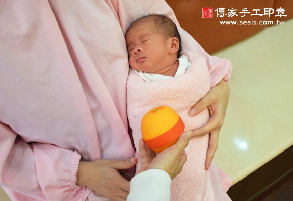方弟弟(新北中和區到府嬰兒寶寶滿月剃頭理髮、免費到府嬰兒剃胎毛儀式吉祥話)。到府剃頭剃胎毛主持、專業拍照、DVD光碟、證書。★購買「臍帶章、肚臍章、胎毛筆刷印章」贈送：剃頭、收涎、抓周，三選一。2015.11.19 照片9